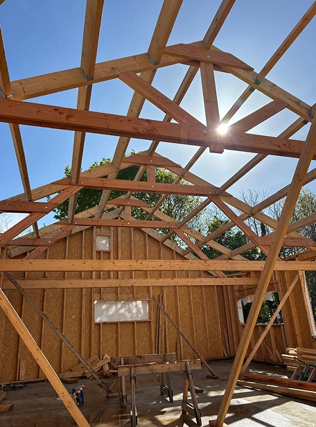 Construction en cours d’une Tiny House en bois à ossature par Dann & Raph