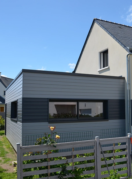 Artisans de Dann & Raph travaillant sur une Tiny House dans l’atelier de Plomeur